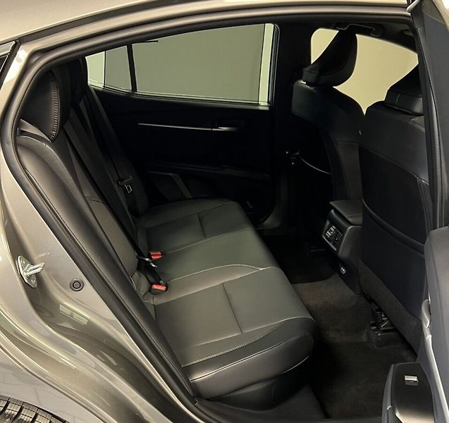 Toyota Camry EXECUTIVE - fotka 12 z 16