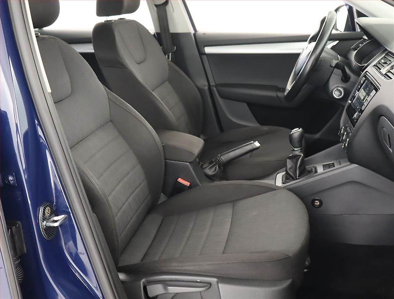 Škoda Octavia (2015) 1.6 TDI, Tempomat - fotka 9 z 19
