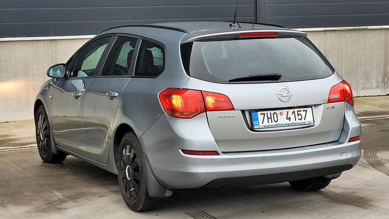 Opel Astra (2012) 1,7 CDTI 92KW - fotka 11 z 17