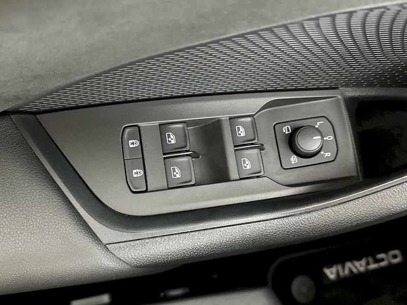 Škoda Octavia (2022) Combi 2.0TSI 180kW RS - fotka 31 z 38