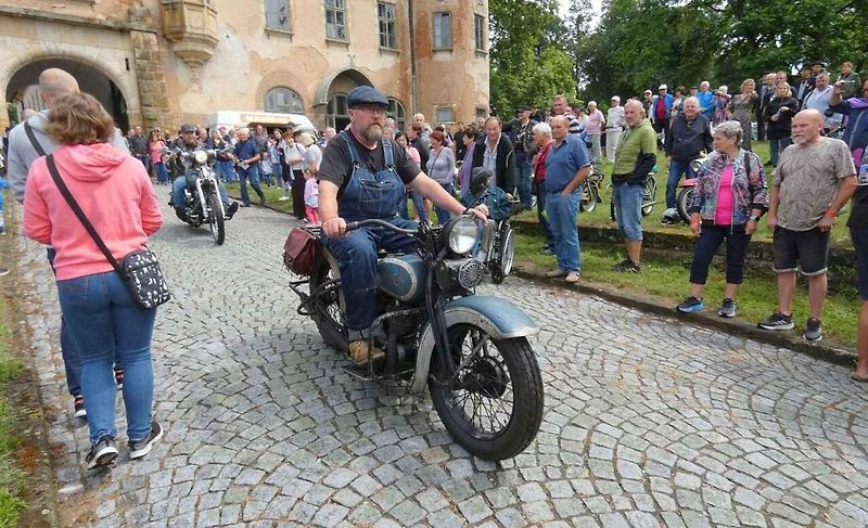 Veteráni ovládli Holovousy. U zámku se představilo na 180 historických exponátů