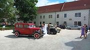 Na zámku Třeboň byla k vidění svatba i historické vozy.