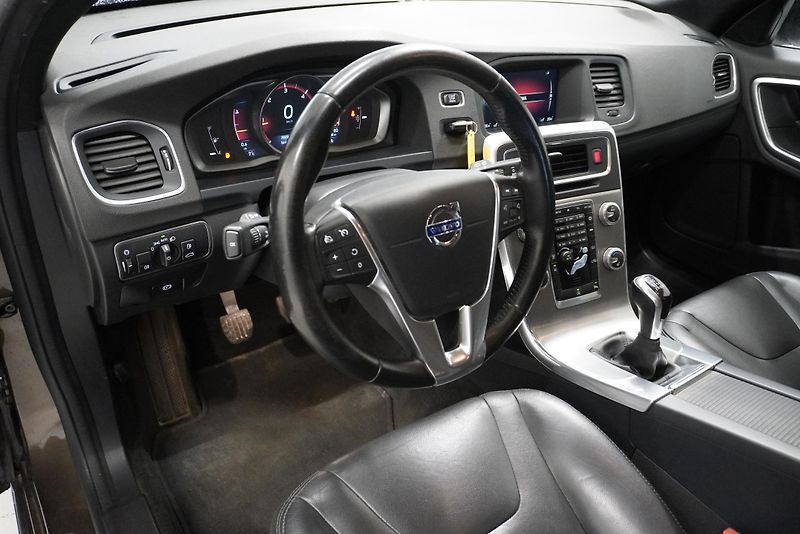 Volvo V60 (2016)  D4 MOMENTUM - fotka 12 z 24