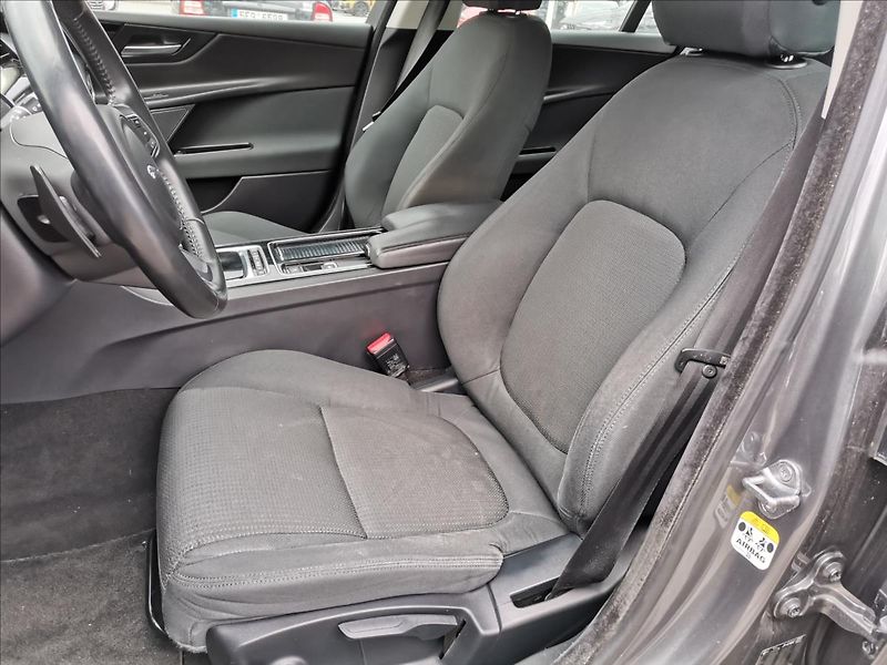 Jaguar XE 2,0 20t 147kW PURE 8AT - fotka 6 z 17