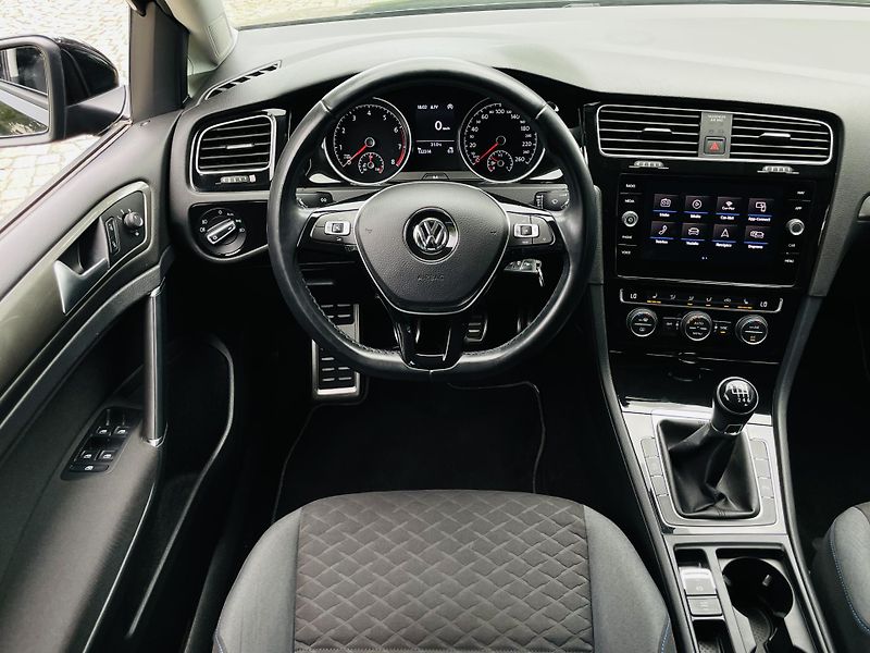 Volkswagen Golf 1.0TSI MANUÁL VÝHŘEV TAŽNÉ  - fotka 22 z 38