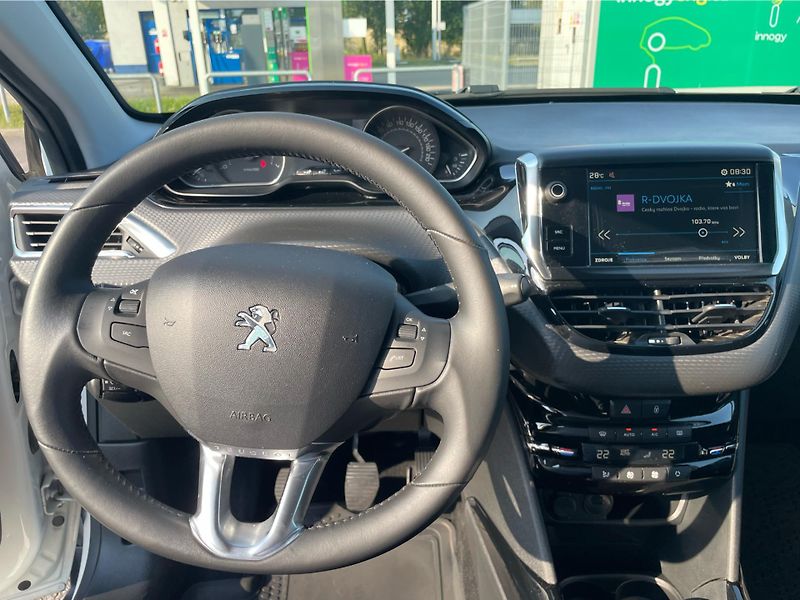 Peugeot 2008 1.2 Active Pure Tech - fotka 15 z 24