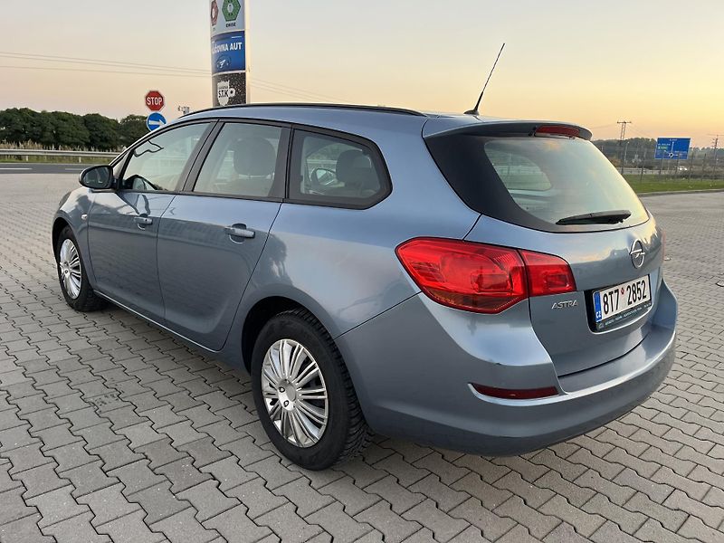 Opel Astra (2011) J KOMBI 1,6 i - fotka 5 z 13