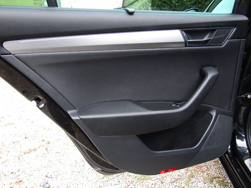 Škoda Superb (2015) 2.0 TDI 140kW DSG SPORT LINE - fotka 21 z 46