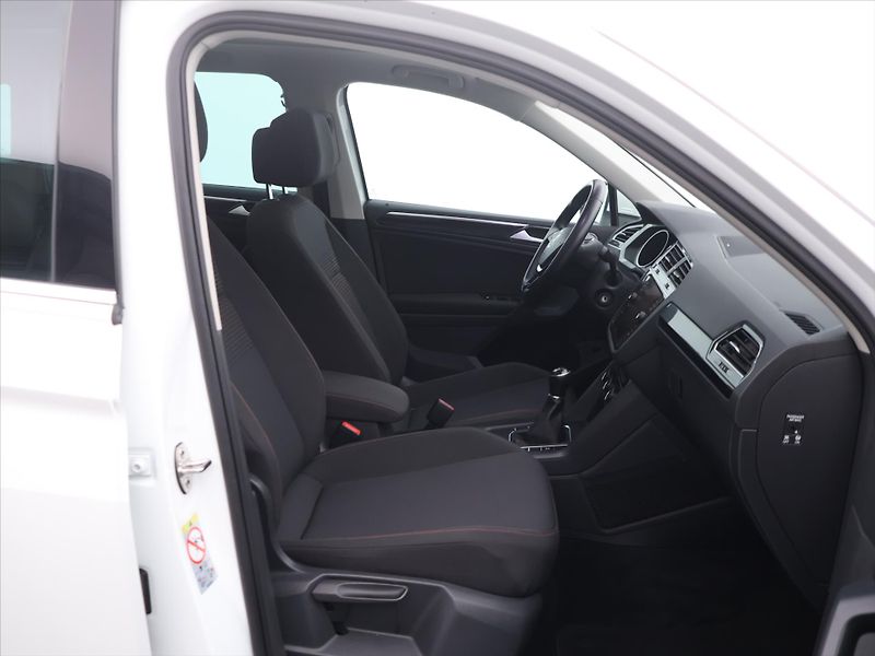 Volkswagen Tiguan 1,4 TSI Sound edice matrix pan - fotka 12 z 31