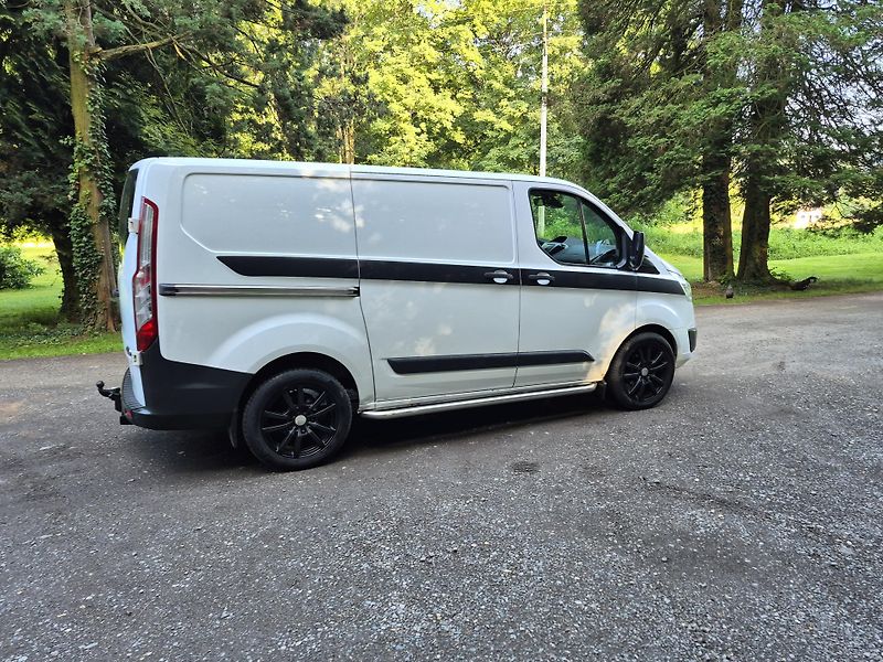 Ford Transit Custom (2013) 2.2Tdci 92Kw L1H1 klima - fotka 9 z 24