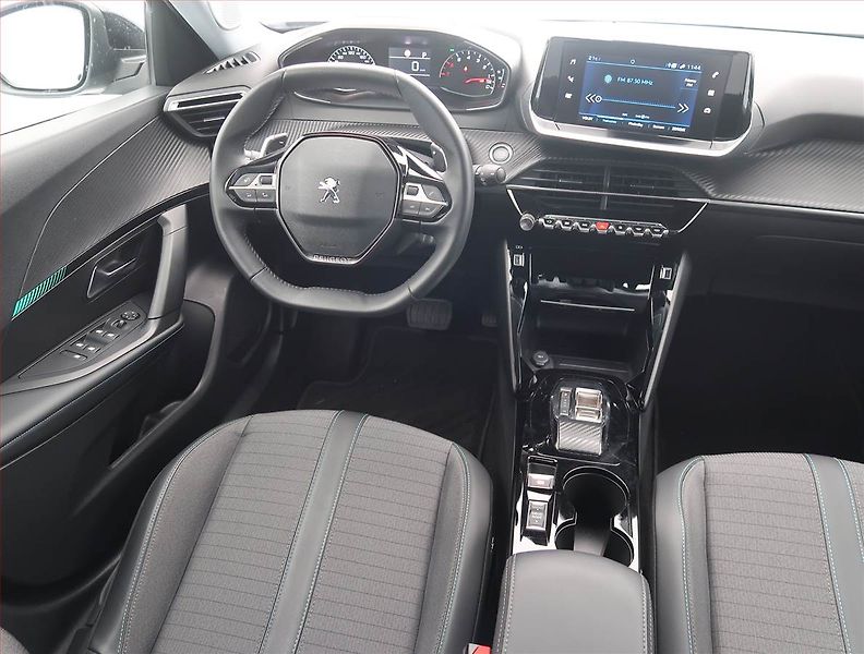 Peugeot 2008 (2022) Allure 1.2 PureTech, Automat - fotka 7 z 14