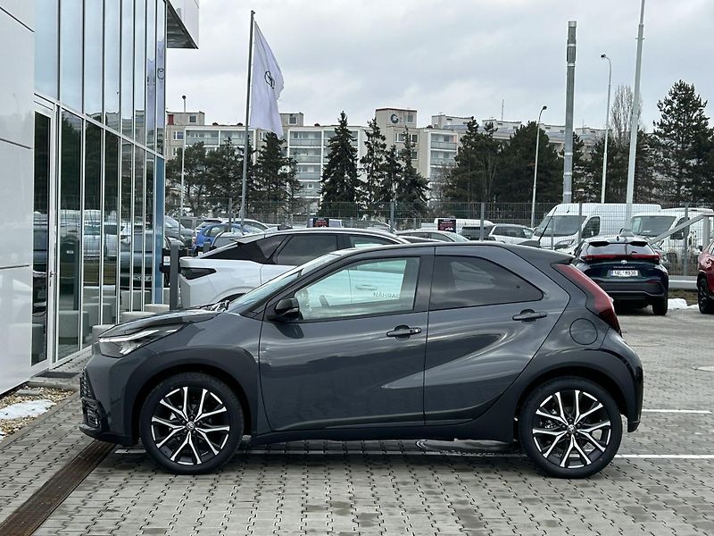 Toyota Aygo X GR SPORT 1,5 HEV AT - fotka 12 z 14
