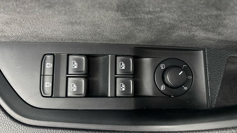 Škoda Superb 2.0 TSI DSG 4x4 Scout Combi - fotka 25 z 36