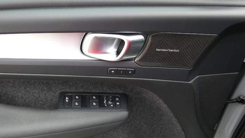 Volvo XC40 B3 PLUS DARK - fotka 9 z 23