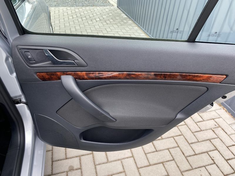 Škoda Octavia 1.4 TSI 90kW -ELEGANCE-PDC-ALU - fotka 37 z 44