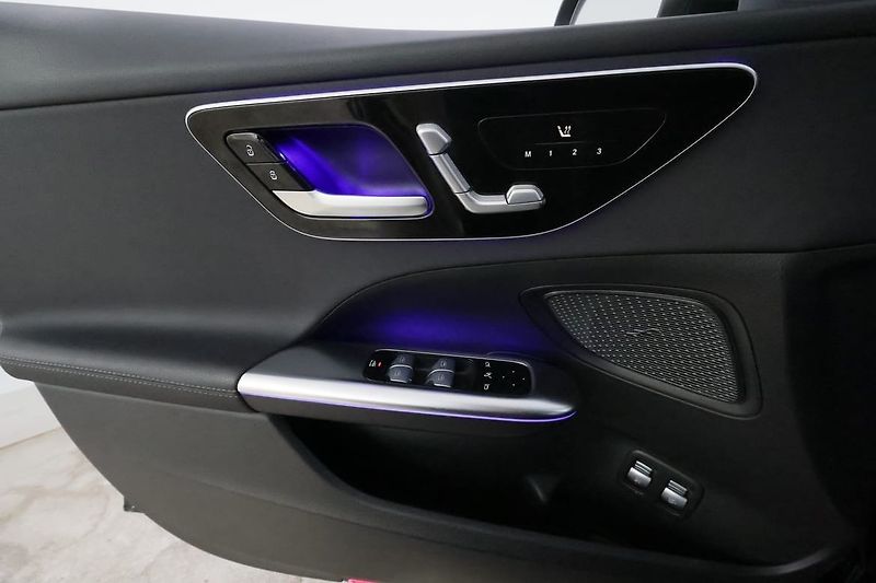 Mercedes-Benz Třídy C 300e Avantgarde Premium 360 - fotka 24 z 26