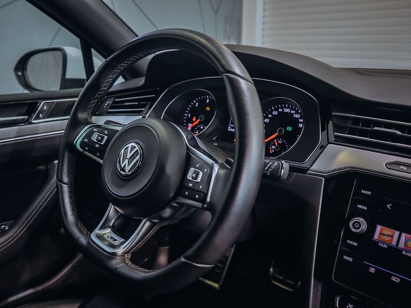 Volkswagen Passat 2.0TDI DSG R-line - fotka 16 z 23