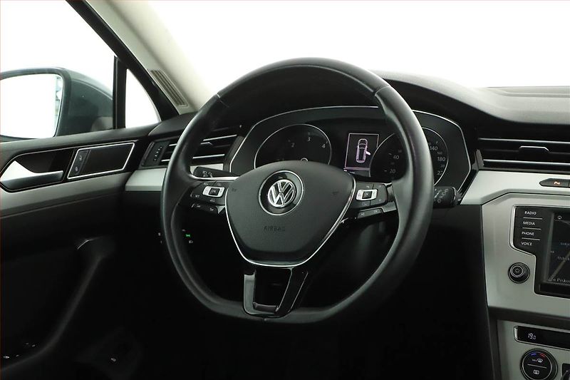 Volkswagen Passat (2016) 1.6 TDI, Navi, Tempomat - fotka 13 z 15