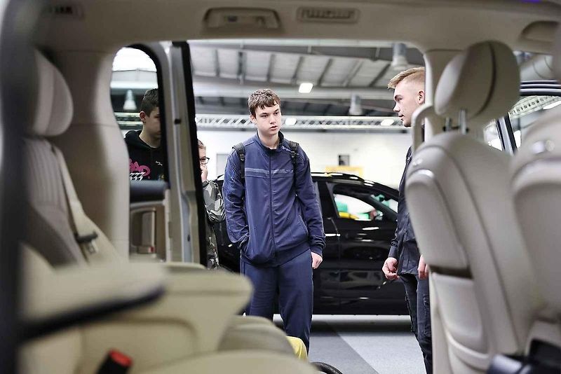 Z autosalonu v Lysé v pátek 1. listopadu 2024.