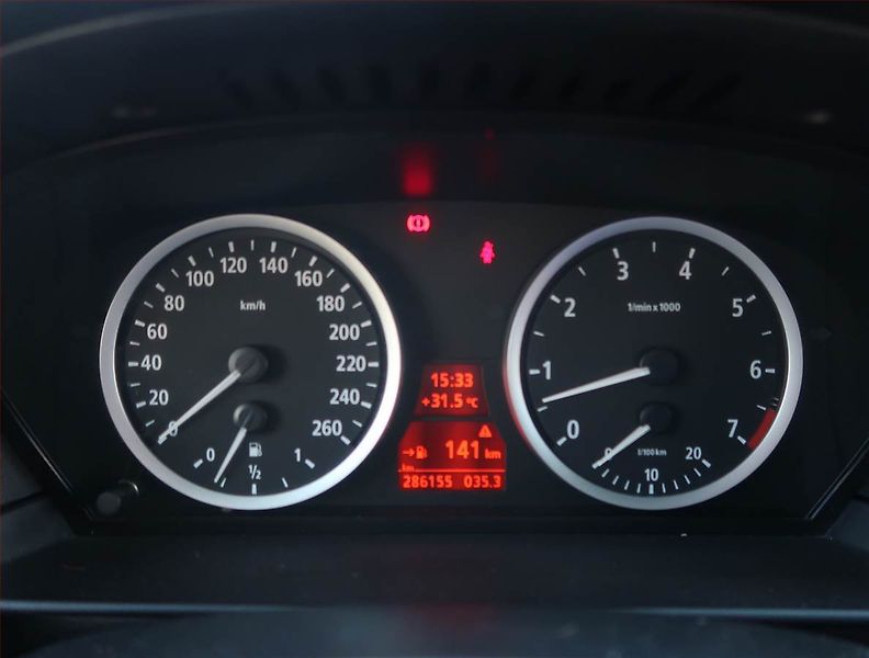 BMW Řada 5 (2004) 520i, LPG, po STK, rezervace - fotka 11 z 19