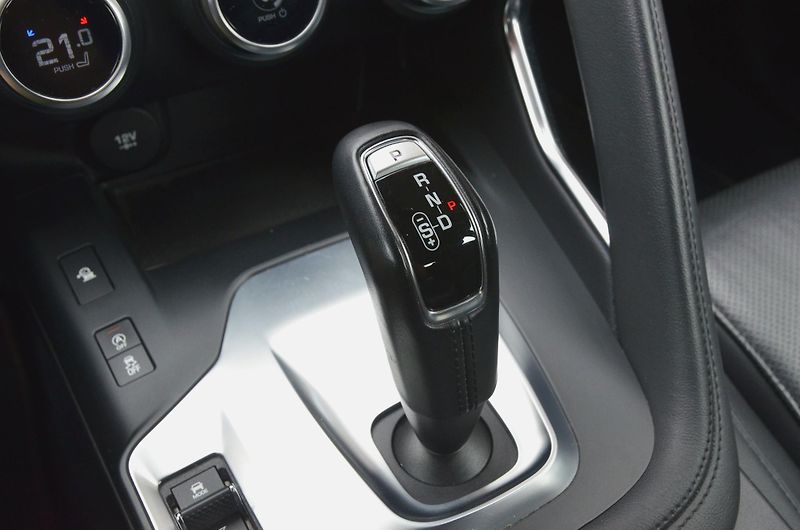 Jaguar E-Pace (2018) 2.0 D 132kW S AWD AT 1.MAJITEL - fotka 31 z 43