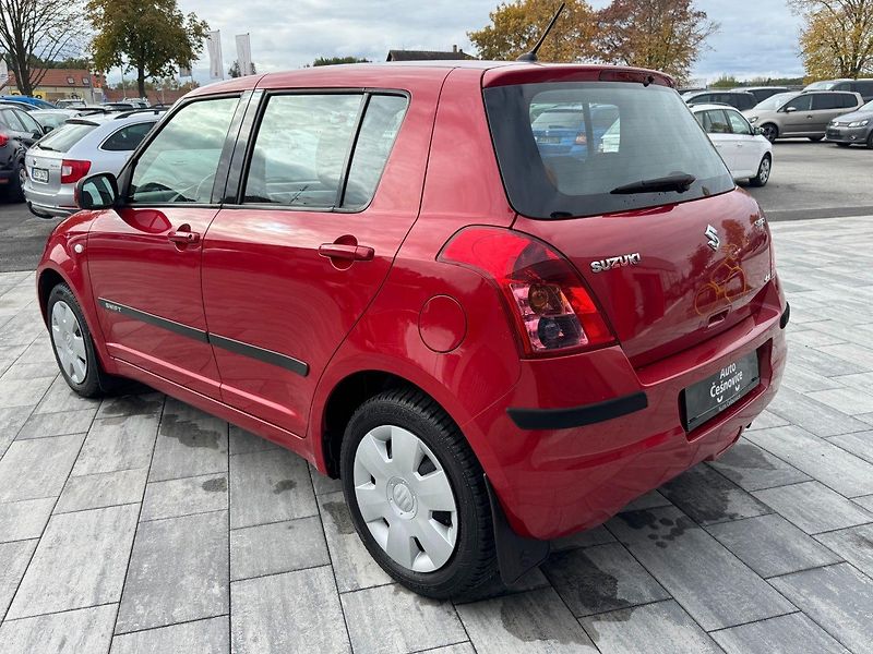 Suzuki Swift (2009) 1,3 i 66 Kw 4x4 - fotka 7 z 28