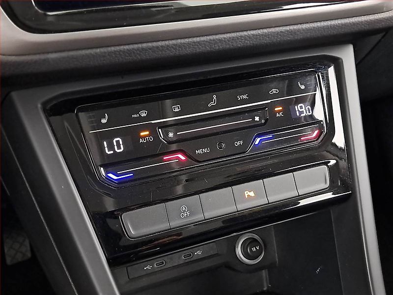 Volkswagen Touran (2023) 1.5 TSI - fotka 16 z 18