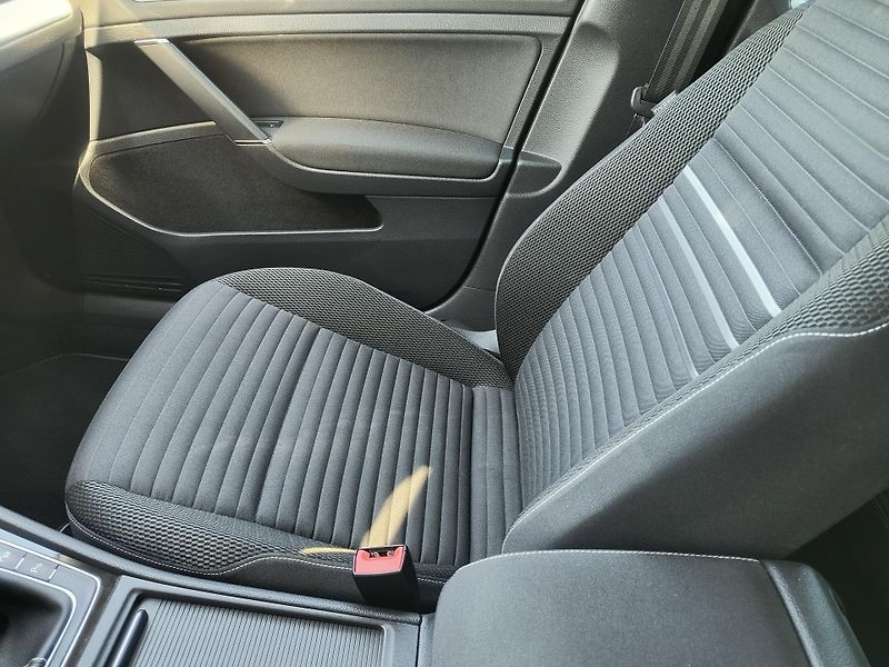 Volkswagen Golf (2014) 1.2 TSI 63KW 4-VÁLEC Z ŘEMENEM - fotka 47 z 66