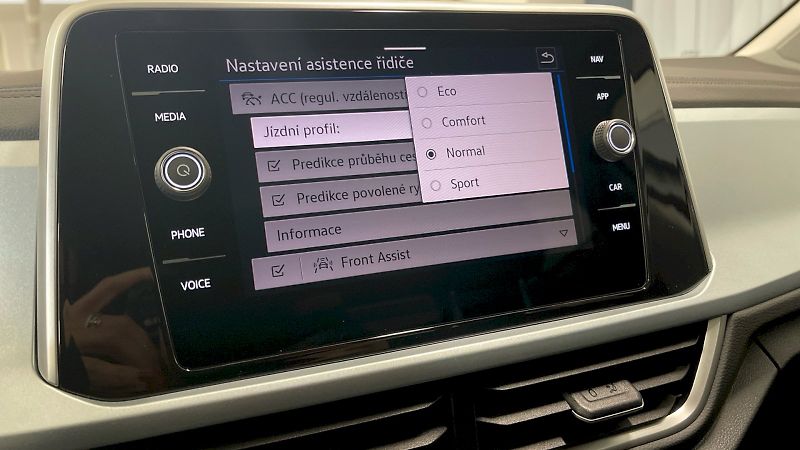 Volkswagen T-Roc (2025) Life GOAL 1.0 TSI 85kW - fotka 29 z 31