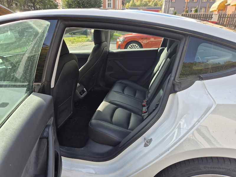 Tesla Model 3 ZAMLUVENO ! - fotka 4 z 5