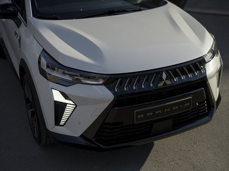Mitsubishi Grandis (2025) 1.8 AT M-HYBRID  INTENSE+ - fotka 4 z 9