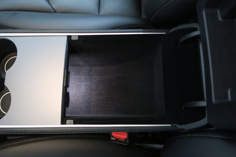 Tesla Model 3 (2023) Long Range Dual Motor SOH 97% - fotka 33 z 47