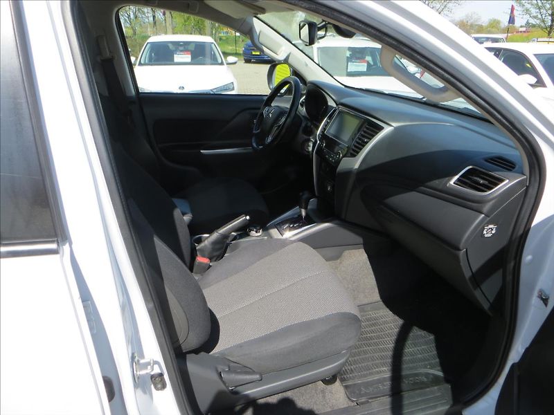 Mitsubishi L200 2,3 DI-D INTENSE 4WD AUT - fotka 10 z 23