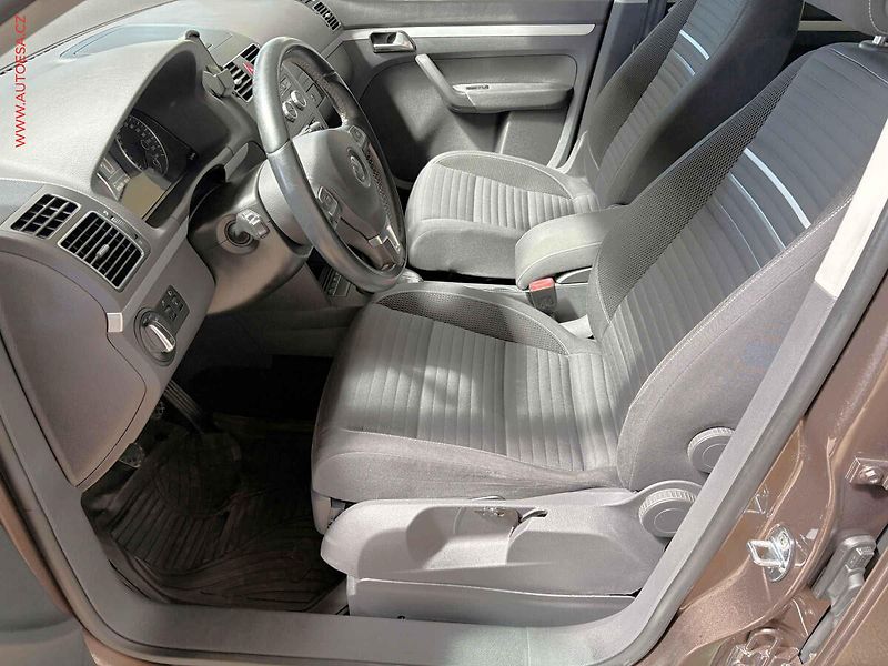 Volkswagen Touran (2014) 2.0TDi, AC, park.čidla - fotka 9 z 16