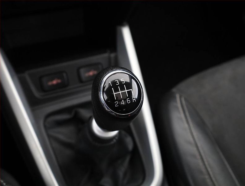 Suzuki Vitara (2015) 1.6 DDiS, Kůže, Tempomat - fotka 14 z 18