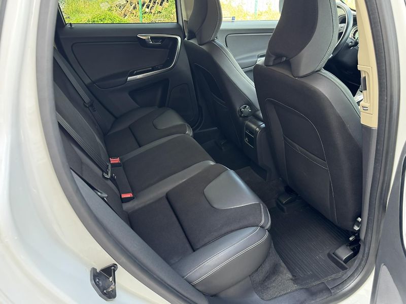 Volvo XC60 D4 AWD MOMENTUM - fotka 22 z 43