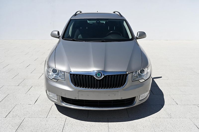 Škoda Superb 2.0TDI 103KW Ambition 9/2012 - fotka 2 z 38