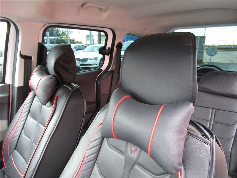 Ford Tourneo Courier 1.5TDCi Titanium, 2. maj. - fotka 13 z 40