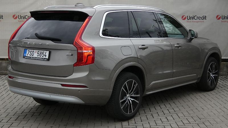 Volvo XC90 B5 AWD Momentum PRO 7 míst - fotka 3 z 27