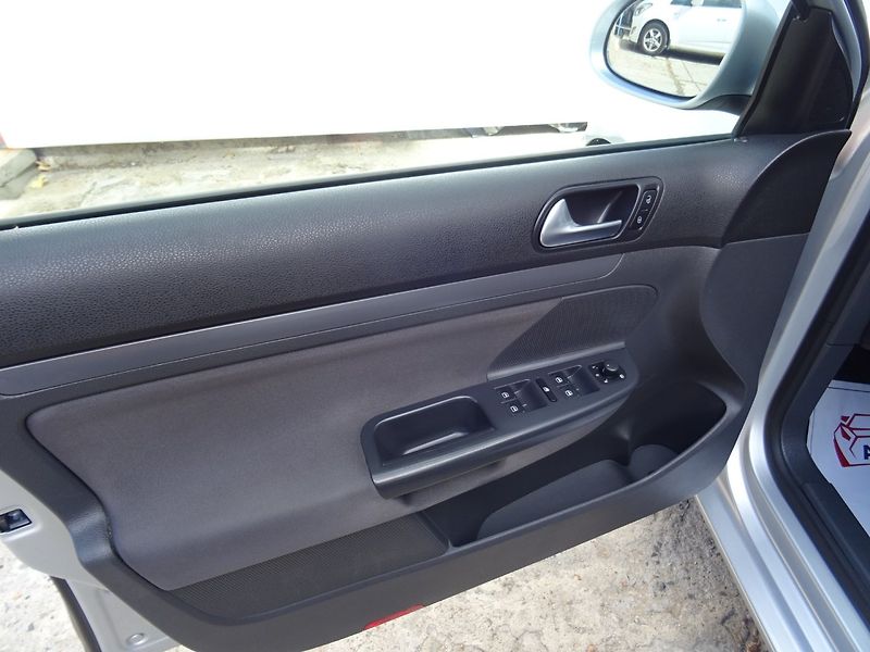 Volkswagen Golf (2009) 1.9TDi,77kW,S.kniha - fotka 15 z 22