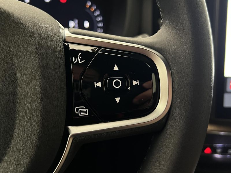Volvo XC60 B5 AWD DARK PLUS RECHARGE CZ - fotka 26 z 44