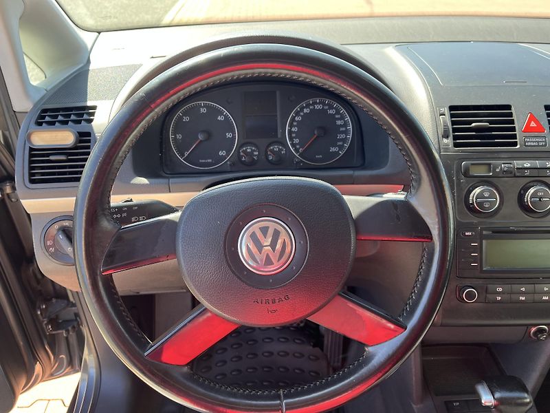 Volkswagen Touran 1.9 TDi DSG Highline - fotka 20 z 27