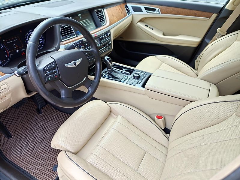 Hyundai Genesis V6 GDi 3,8 HTrac CZ,1 maj - fotka 12 z 37