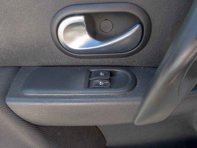 Renault Clio (2006) 1.2i 55KW - fotka 22 z 35