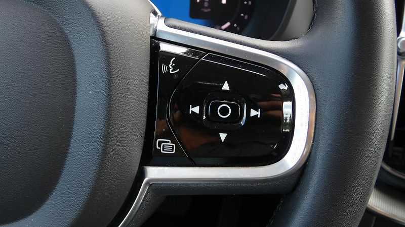 Volvo XC60 B4 AWD Plus Bright Auto - fotka 12 z 23