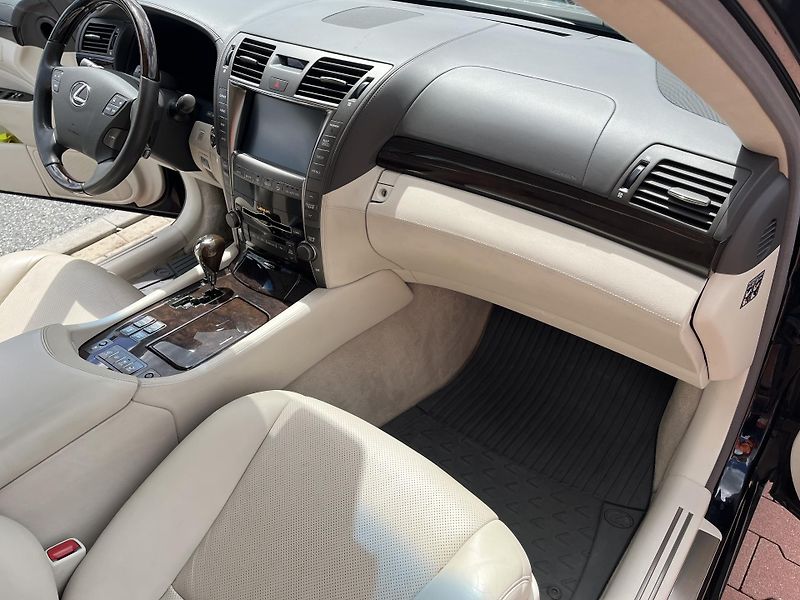 Lexus LS 600h 5.0 V8 Hybrid 1.Majitel ČR - fotka 19 z 38