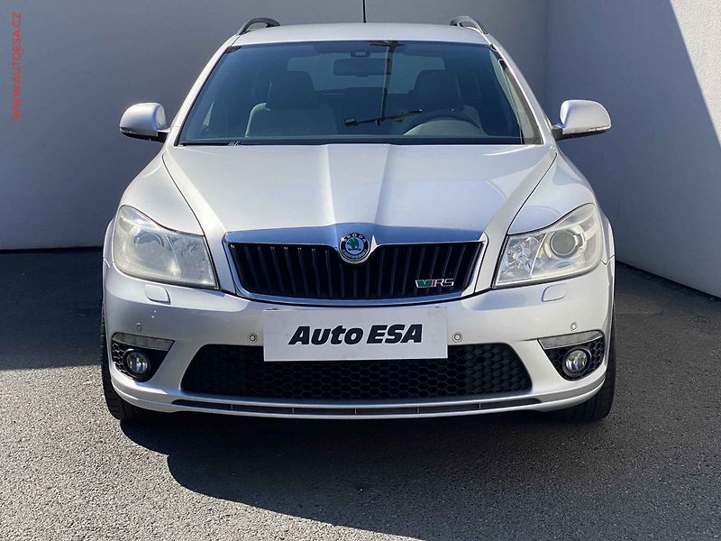 Škoda Octavia (2013) 2.0 TDi, RS, xenon, AC - fotka 2 z 17