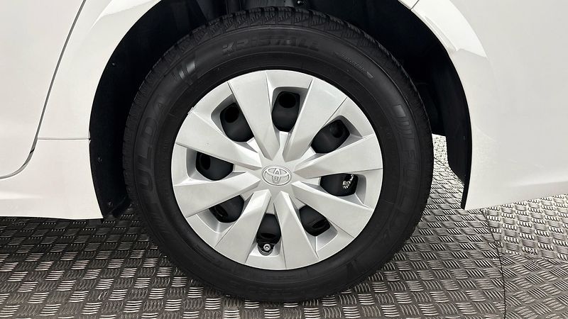 Toyota Corolla 1.8 Hybrid AUT Active Sedan - fotka 19 z 24