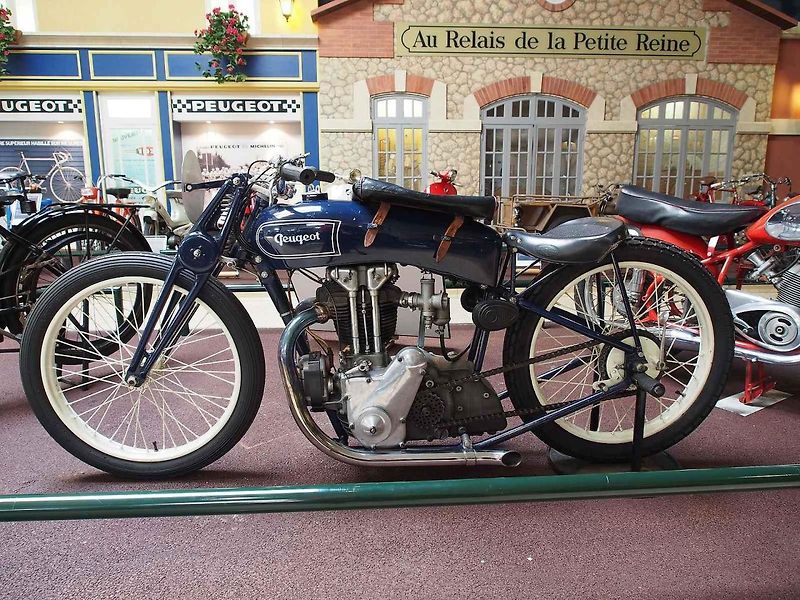 Motocykl Peugeot 515 vystavený na Salon de la moto v roce 2011.