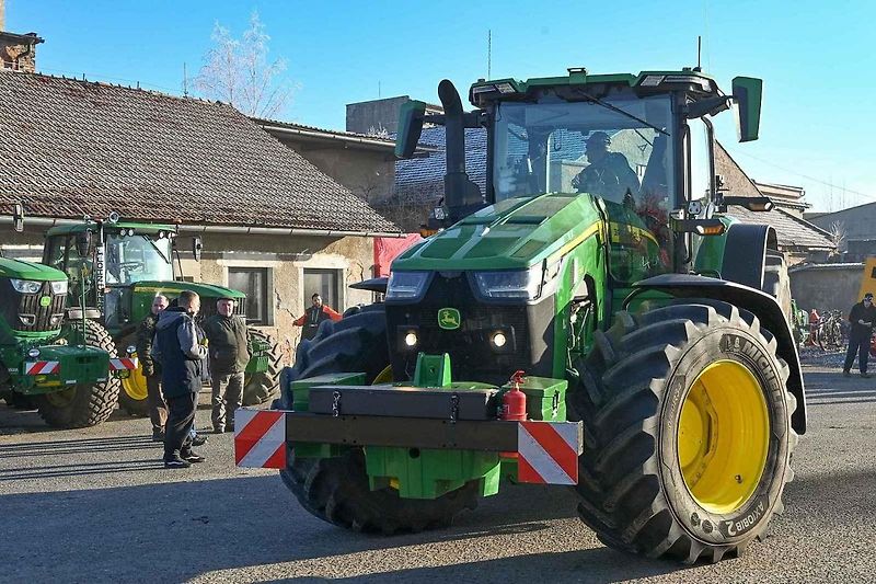 Ze silvestrovské vyjížďky traktorů ve Chmelišti.